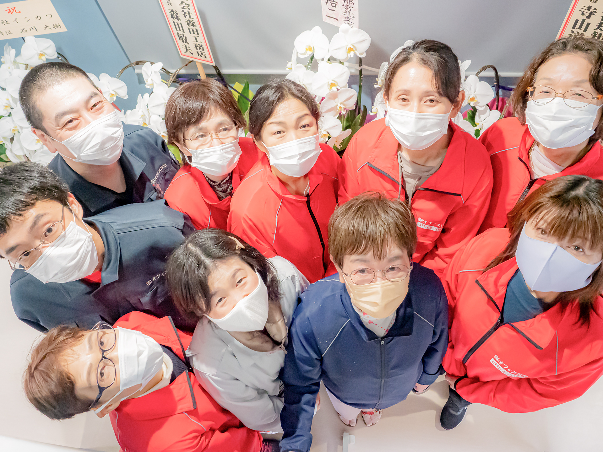 内覧会でいただいたお花の前で集合写真
