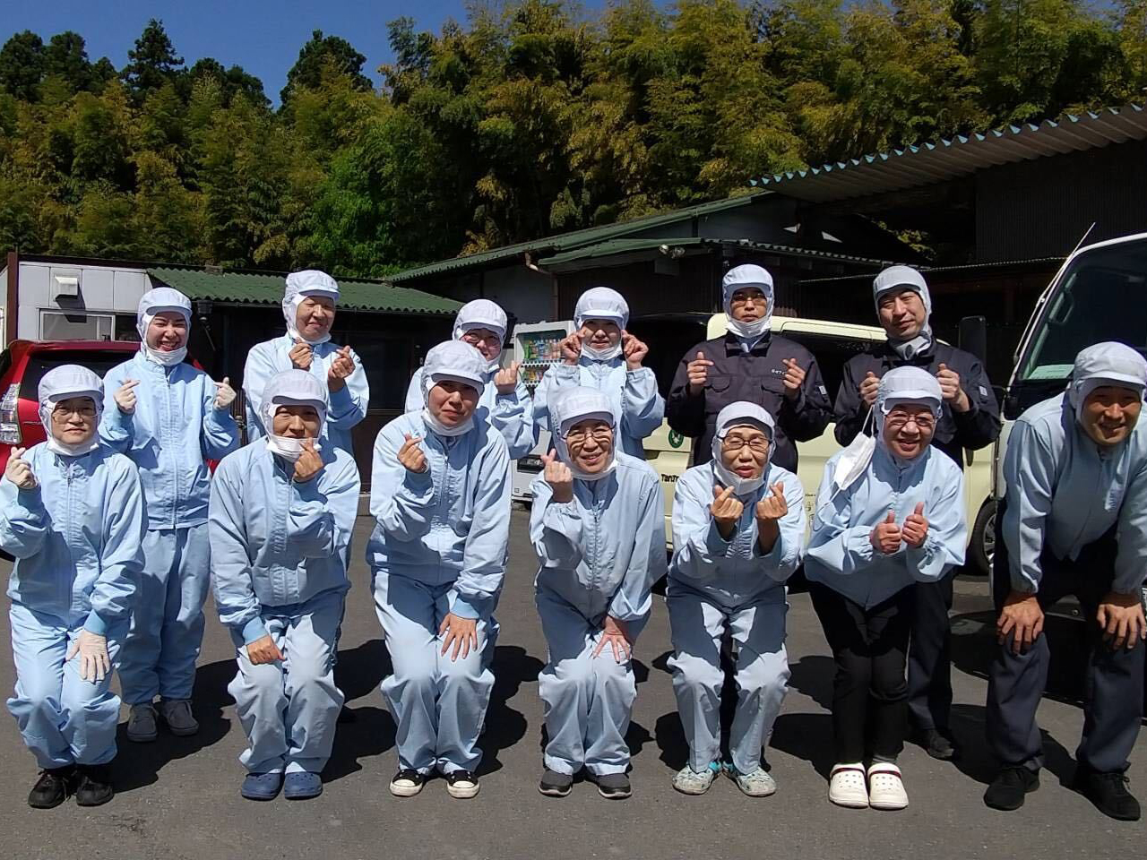 旧工場前での集合写真