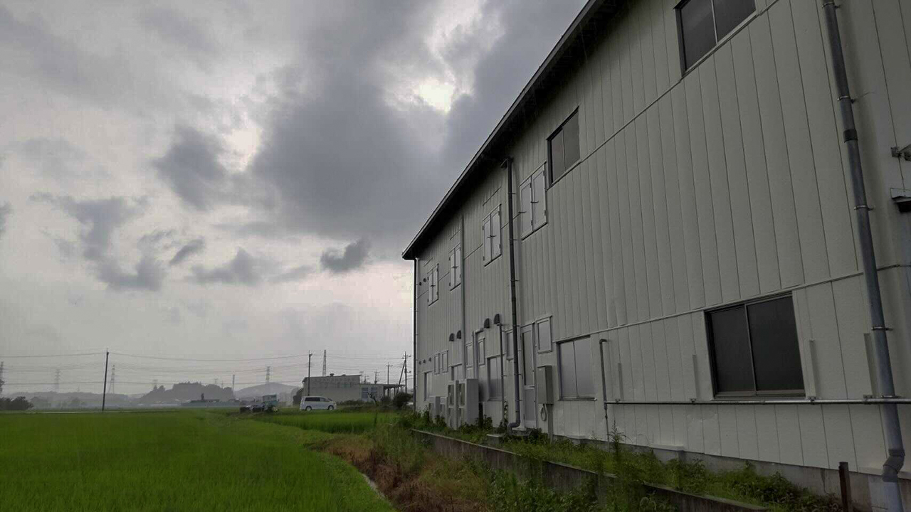 雨の工場脇の写真