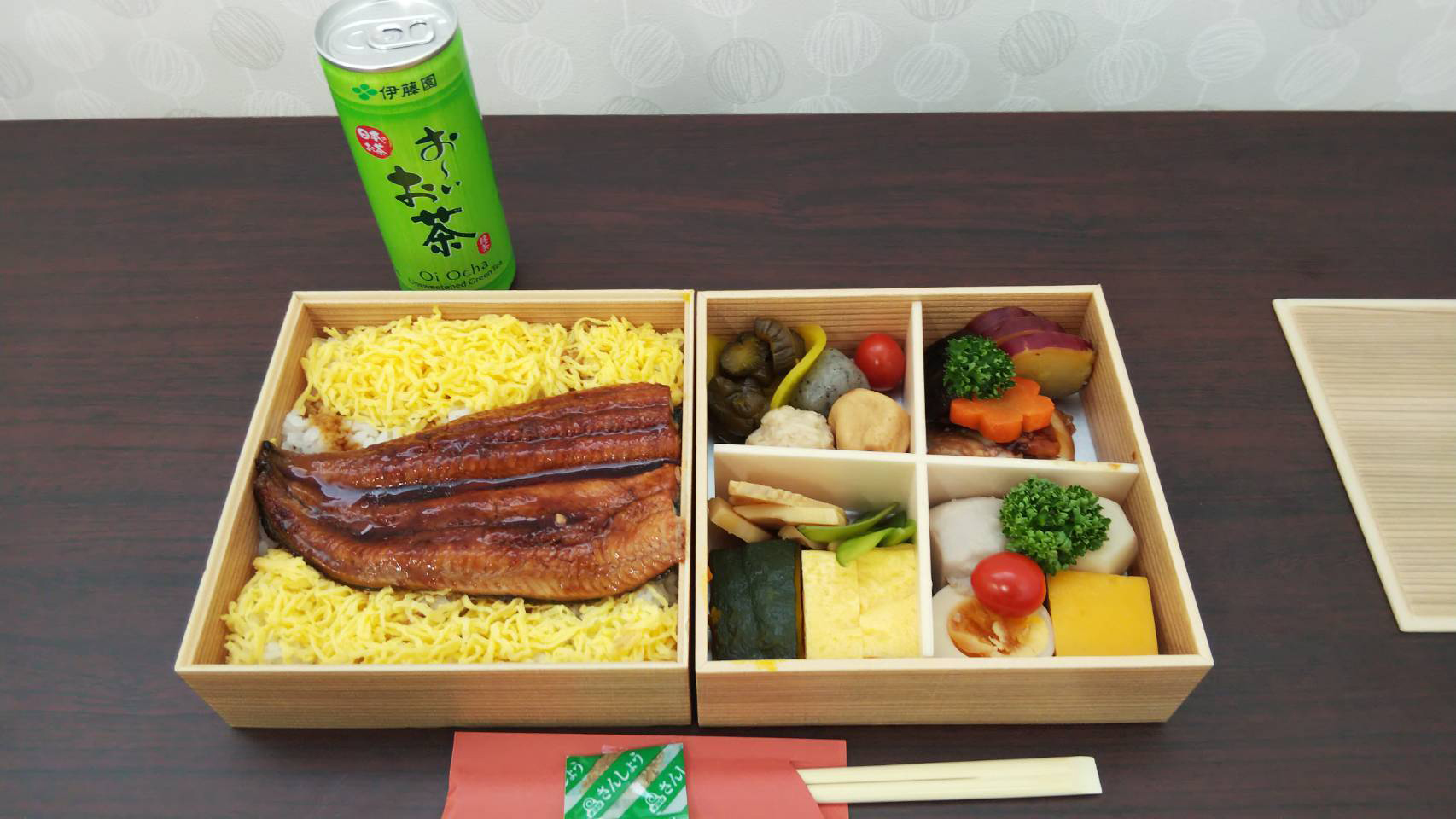 黙食したうなぎ弁当の写真