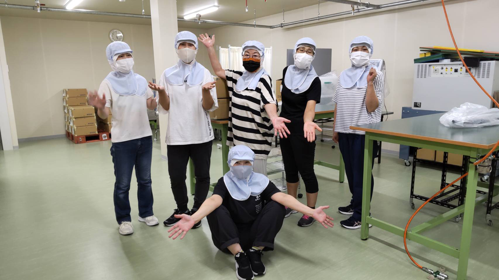 きれいになった作業室でポーズ!の写真