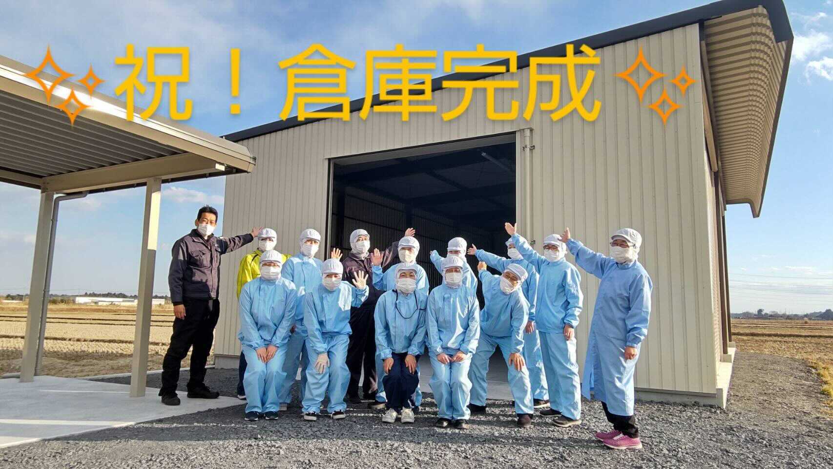 オフィス日光第二倉庫前で従業員が並んで撮影した写真